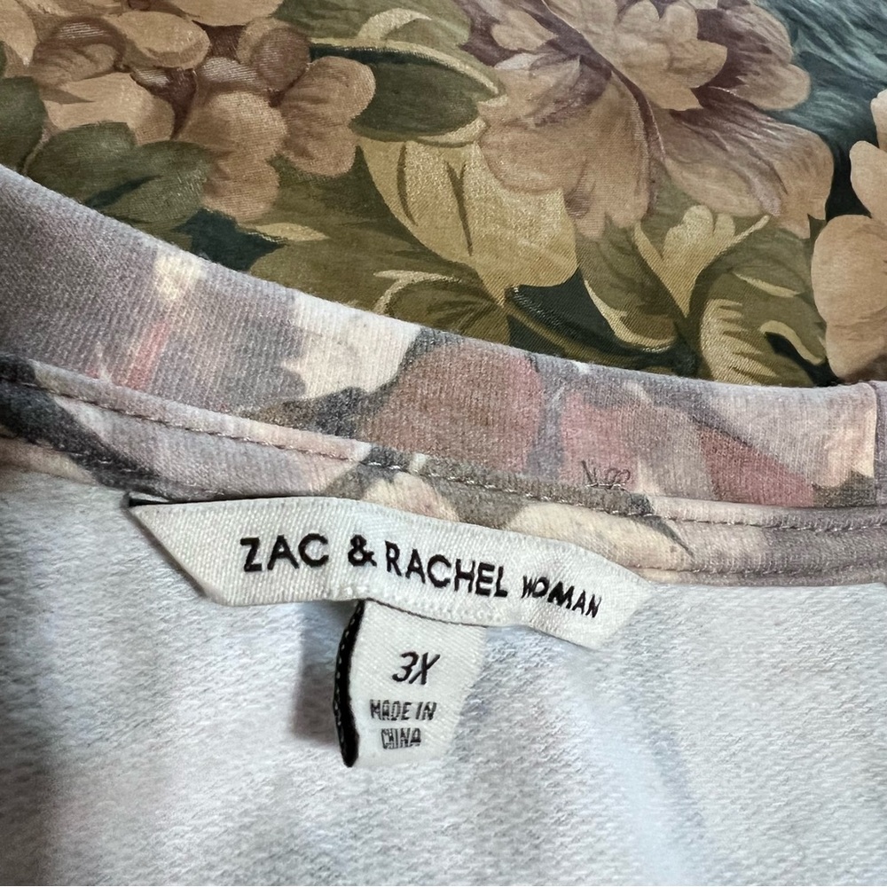 Zac & Rachel brand plus-size blouse top, with a floral print and 3/4 sleeves - Picture 11 of 12